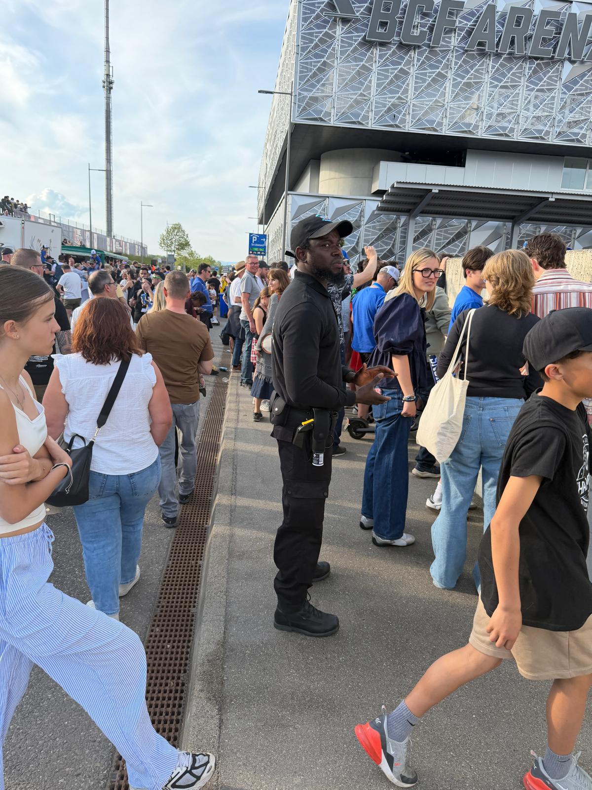 Agent Survètas en mission lors d'un événement sportif