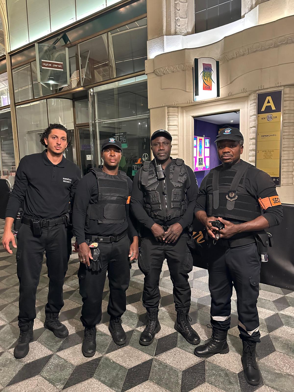 Agents Survètas en tenue opérationnelle